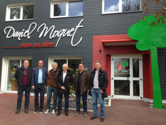 Daniel Moquet entouré des nouveaux franchisés